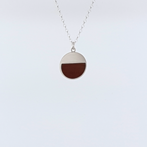 Pendentif en bois de pommier et argent brossé recyclé pour un style minimaliste et intemporel