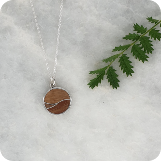 Bijou nature en bois et argent recyclé, création artisanale écoresponsable - Nature Précieuse Pendentif Nature en argent et bois avec des ondulations de vagues minimalistes.