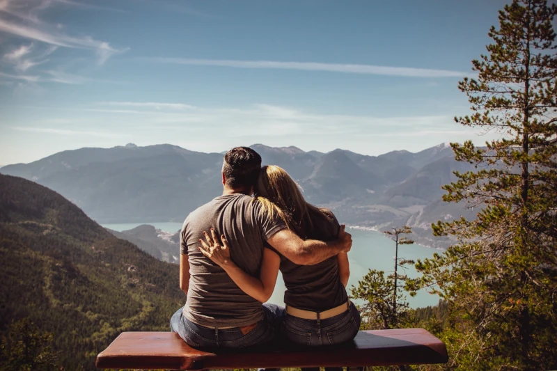 Un couple dans la nature