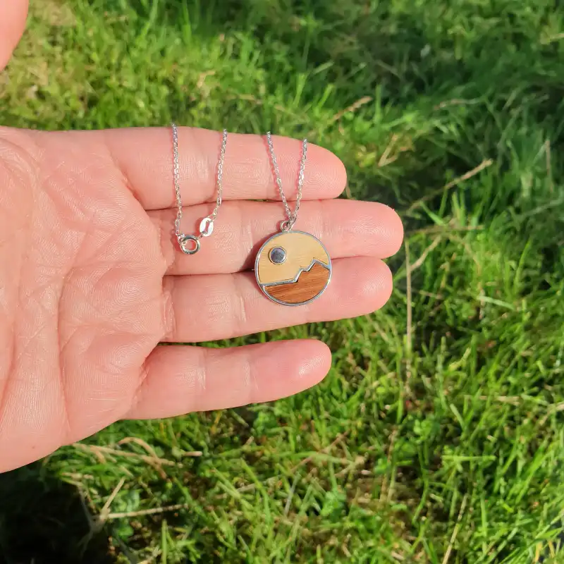 Collier Horizon paisible en bois et argent fait à la main en bretagne.