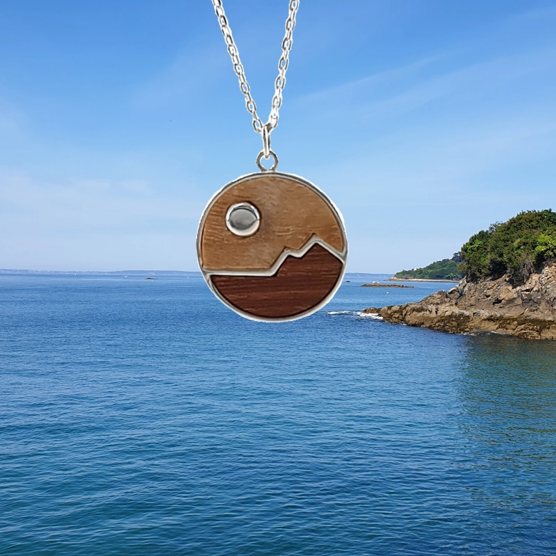 Le bijou nature Horizon paisible sur fond de mer et côte bretonne en bois et argent