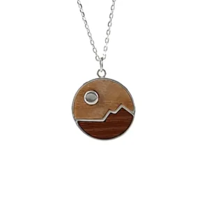 Pendentif mer et montagne. Bijou Nature pour homme ou femme en bois et argent sur fond blanc